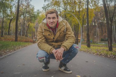 Sonbahar Park modern yakışıklı adam. Mevsimlik moda. Sonbahar stil. Arka plan Sonbahar Park genç bir adam portresi kapatın