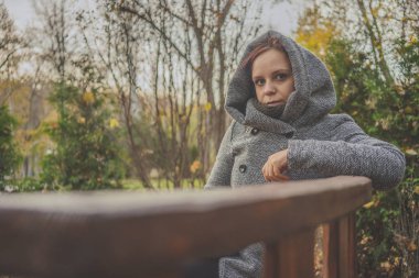 Havanın tadını çıkarıyorum. Parkta yürüyen güzel bir kadın ve güzel sonbahar doğasının tadını çıkarıyor. Sonbahar gününde poz veren güzel bir kız. Autumn Park 'ta mutlu bir kız