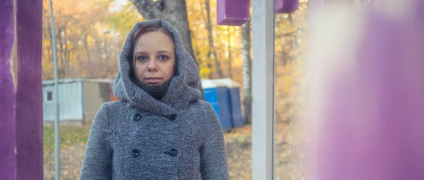 Geniet Van Het Goede Weer Mooie Vrouw Wandelen Het Park — Stockfoto