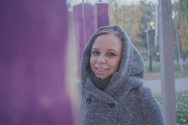 Njuter Fint Väder Vacker Kvinna Promenader Parken Och Njuta Den — Stockfoto