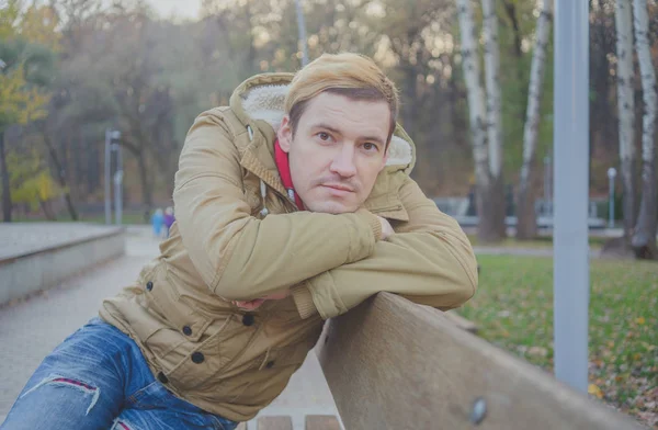 Homem Bonito Moderno Parque Outono Moda Sazonal Estilo Outono Close — Fotografia de Stock