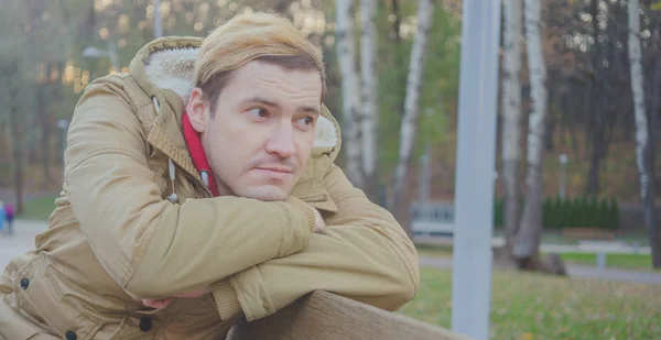 Moderne Knappe Man Herfst Park Seizoensgebonden Mode Herfst Stijl Portret — Stockfoto