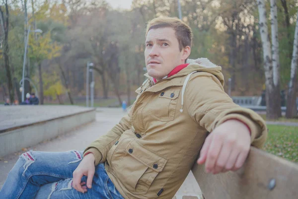 Moderne Knappe Man Herfst Park Seizoensgebonden Mode Herfst Stijl Portret — Stockfoto