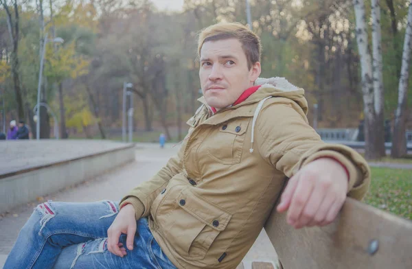 Moderne Knappe Man Herfst Park Seizoensgebonden Mode Herfst Stijl Portret — Stockfoto