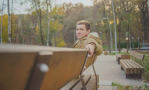 Homem Bonito Moderno Parque Outono Moda Sazonal Estilo Outono Close — Fotografia de Stock