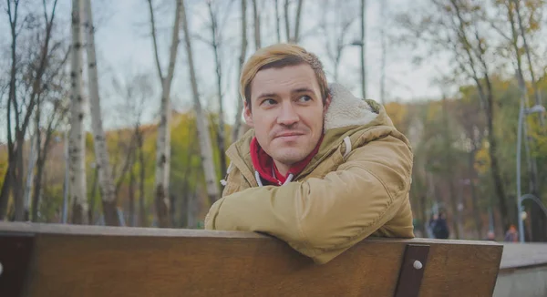 Moderne Knappe Man Herfst Park Seizoensgebonden Mode Herfst Stijl Portret — Stockfoto