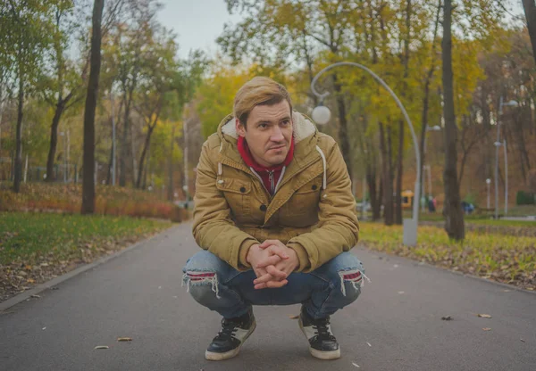 Homem Bonito Moderno Parque Outono Moda Sazonal Estilo Outono Close — Fotografia de Stock