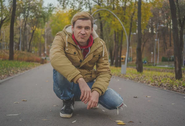 Homem Bonito Moderno Parque Outono Moda Sazonal Estilo Outono Close — Fotografia de Stock