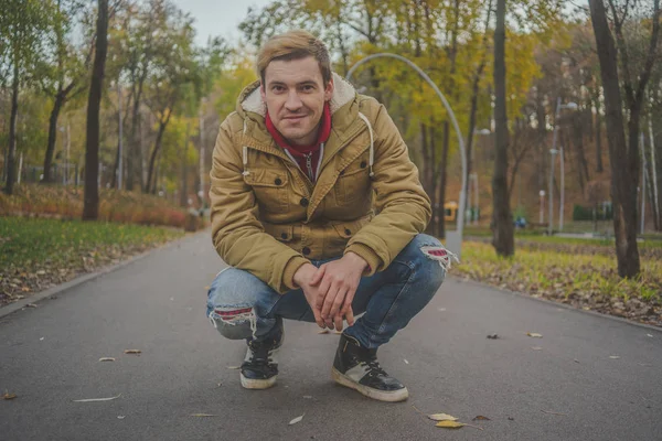 Homem Bonito Moderno Parque Outono Moda Sazonal Estilo Outono Close — Fotografia de Stock