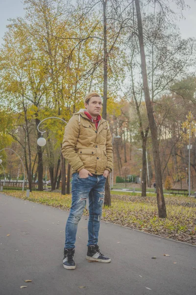 Homem Bonito Moderno Parque Outono Moda Sazonal Estilo Outono Close — Fotografia de Stock