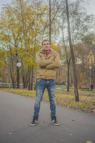 Moderne Knappe Man Herfst Park Seizoensgebonden Mode Herfst Stijl Portret — Stockfoto