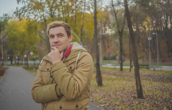 Hombre Guapo Moderno Parque Otoño Moda Estacional Estilo Otoño Retrato — Foto de Stock