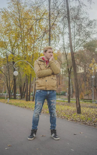 Homem Bonito Moderno Parque Outono Moda Sazonal Estilo Outono Close — Fotografia de Stock