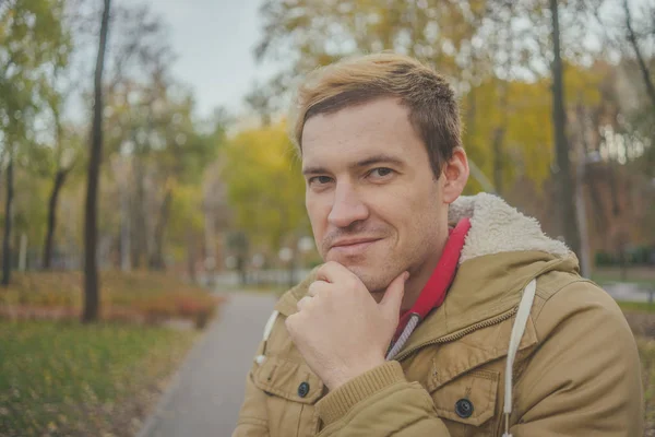 Jonge Blanke Man Met Gele Bomen Achtergrond Herfst Seizoen Tijd — Stockfoto