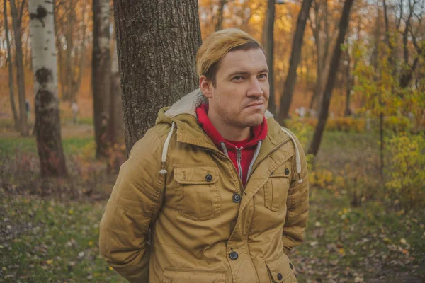 Joven Blanco Con Árboles Amarillos Fondo Tiempo Temporada Otoño Estudiante — Foto de Stock