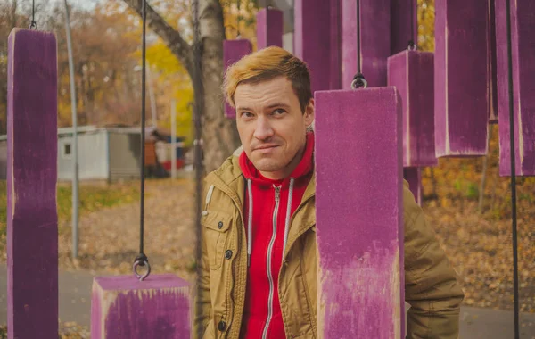 Joven Blanco Con Árboles Amarillos Fondo Tiempo Temporada Otoño Estudiante — Foto de Stock