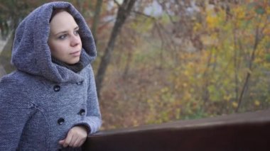 Havanın tadını çıkarıyorum. Parkta yürüyen güzel bir kadın ve güzel sonbahar doğasının tadını çıkarıyor. Sonbahar gününde poz veren güzel bir kız. Autumn Park 'ta mutlu bir kız