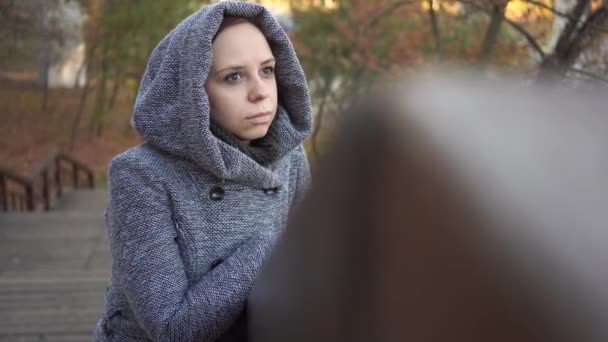 Geniet Van Het Goede Weer Mooie Vrouw Wandelen Het Park — Stockvideo