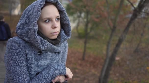 Geniet Van Het Goede Weer Mooie Vrouw Wandelen Het Park — Stockvideo