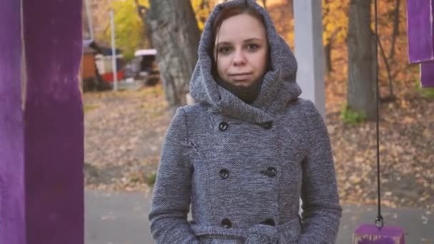 Наслаждаюсь Хорошей Погодой Красивая Женщина Гуляет Парку Наслаждается Красивой Осенней — стоковое видео