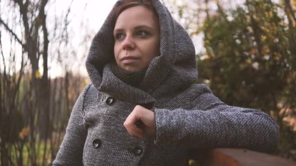 Piace Bel Tempo Bella Donna Passeggiare Nel Parco Godersi Splendida — Video Stock