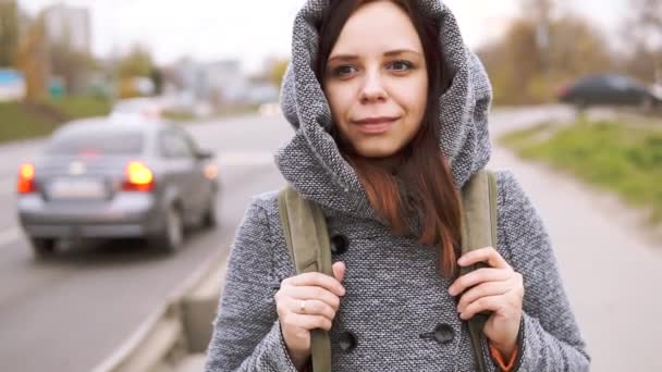 Una Joven Con Abrigo Gris Otoño Camina Cerca Valla Carretera — Vídeos de Stock