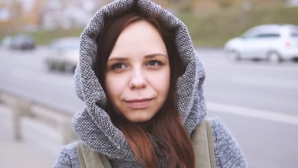 Genç Bir Kız Güz Gri Paltolu Çit Karayolu Üzerinde Yürür — Stok video
