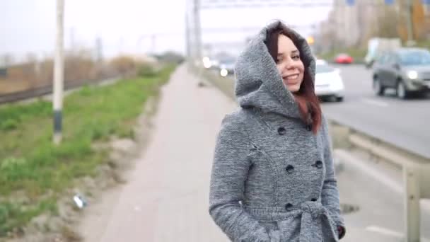 Una Joven Con Abrigo Gris Otoño Camina Cerca Valla Carretera — Vídeos de Stock