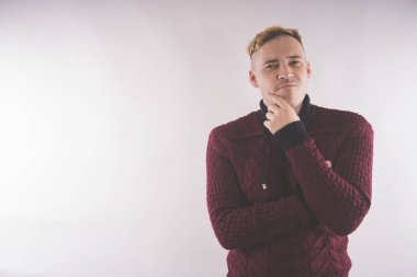 kırmızı bir süveter giymiş ve beyaz bir arka plan üzerinde poz karizmatik adam