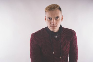 kırmızı bir süveter giymiş ve beyaz bir arka plan üzerinde poz karizmatik adam