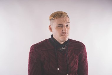 kırmızı bir süveter giymiş ve beyaz bir arka plan üzerinde poz karizmatik adam