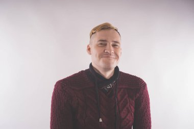 kırmızı bir süveter giymiş ve beyaz bir arka plan üzerinde poz karizmatik adam