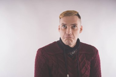 kırmızı bir süveter giymiş ve beyaz bir arka plan üzerinde poz karizmatik adam