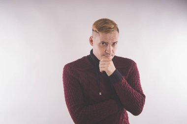 kırmızı bir süveter giymiş ve beyaz bir arka plan üzerinde poz karizmatik adam