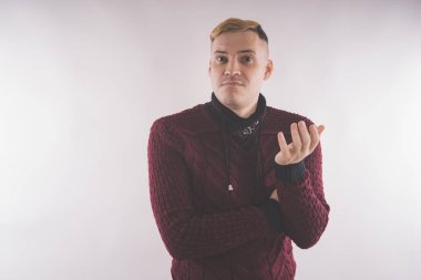 kırmızı bir süveter giymiş ve beyaz bir arka plan üzerinde poz karizmatik adam