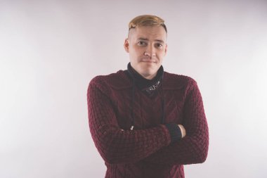 kırmızı bir süveter giymiş ve beyaz bir arka plan üzerinde poz karizmatik adam