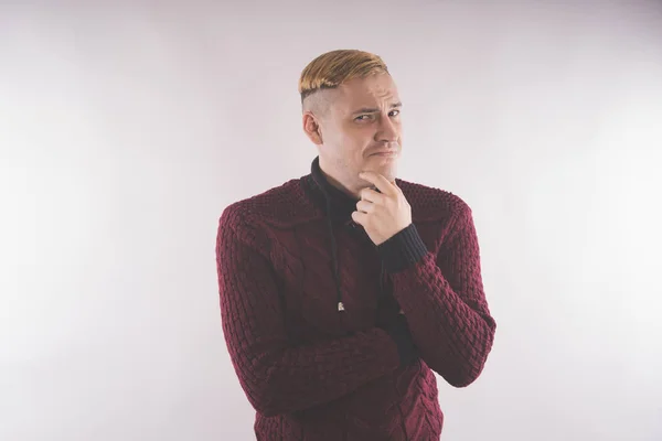 Hombre Carismático Vestido Con Suéter Rojo Posando Sobre Fondo Blanco — Foto de Stock