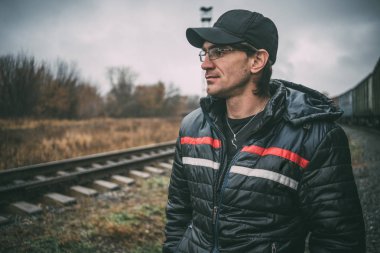 Beyaz adam kışın sokak giysiler içinde poz dış, adam. Masaüstünüz için duvar kağıtları. sokak tarzı. duygusal portre