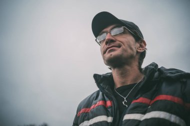 Beyaz adam kışın sokak giysiler içinde poz dış, adam. Masaüstünüz için duvar kağıtları. sokak tarzı. duygusal portre