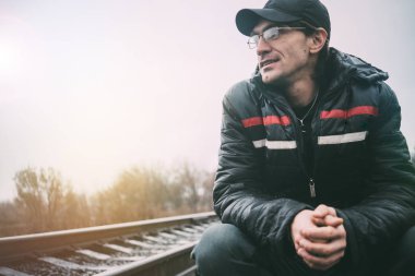 Beyaz adam kışın sokak giysiler içinde poz dış, adam. Masaüstünüz için duvar kağıtları. sokak tarzı. duygusal portre