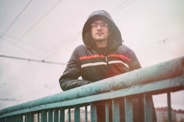 Beyaz adam kışın sokak giysiler içinde poz dış, adam. Masaüstünüz için duvar kağıtları. sokak tarzı. duygusal portre