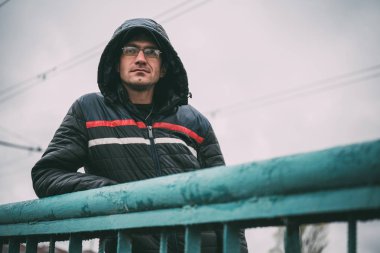 Beyaz adam kışın sokak giysiler içinde poz dış, adam. Masaüstünüz için duvar kağıtları. sokak tarzı. duygusal portre