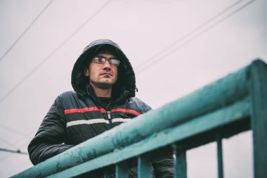 Beyaz adam kışın sokak giysiler içinde poz dış, adam. Masaüstünüz için duvar kağıtları. sokak tarzı. duygusal portre