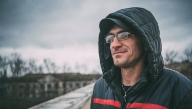 Beyaz adam kışın sokak giysiler içinde poz dış, adam. Masaüstünüz için duvar kağıtları. sokak tarzı. duygusal portre