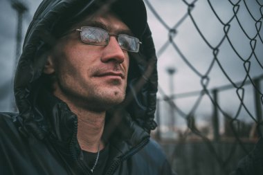 Beyaz adam kışın sokak giysiler içinde poz dış, adam. Masaüstünüz için duvar kağıtları. sokak tarzı. duygusal portre