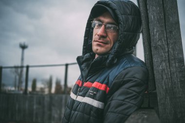 Beyaz adam kışın sokak giysiler içinde poz dış, adam. Masaüstünüz için duvar kağıtları. sokak tarzı. duygusal portre