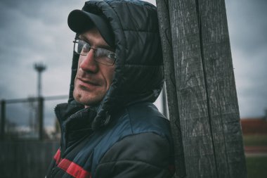 Beyaz adam kışın sokak giysiler içinde poz dış, adam. Masaüstünüz için duvar kağıtları. sokak tarzı. duygusal portre