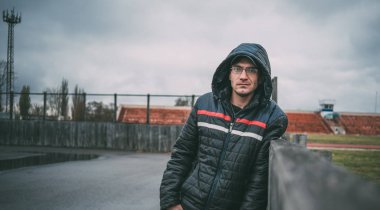 Beyaz adam kışın sokak giysiler içinde poz dış, adam. Masaüstünüz için duvar kağıtları. sokak tarzı. duygusal portre