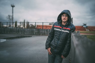 Beyaz adam kışın sokak giysiler içinde poz dış, adam. Masaüstünüz için duvar kağıtları. sokak tarzı. duygusal portre