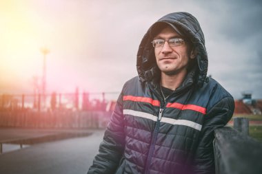 Beyaz adam kışın sokak giysiler içinde poz dış, adam. Masaüstünüz için duvar kağıtları. sokak tarzı. duygusal portre